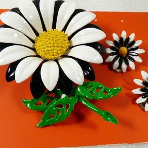 VTG White Green Yellow Black Enamel on Metal Flower Daisy Pin Brooch & clips set